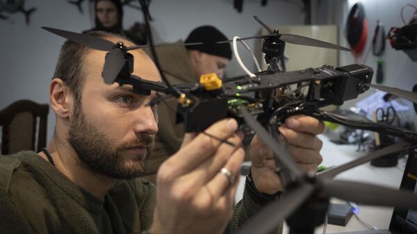 Um soldado da 57ª brigada motorizada da Ucrânia inspeciona um drone FPV perto da linha de frente na região de Kharkiv, Ucrânia, quinta-feira, 7 de novembro de 2024 - Sputnik Brasil