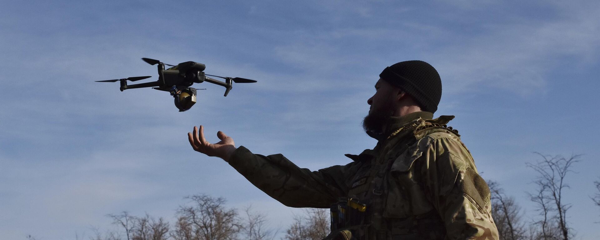 Soldado ucraniano lança drone durante treinamento em um polígono na região de Zaporozhie, em 19 de novembro de 2024 - Sputnik Brasil, 1920, 09.01.2025