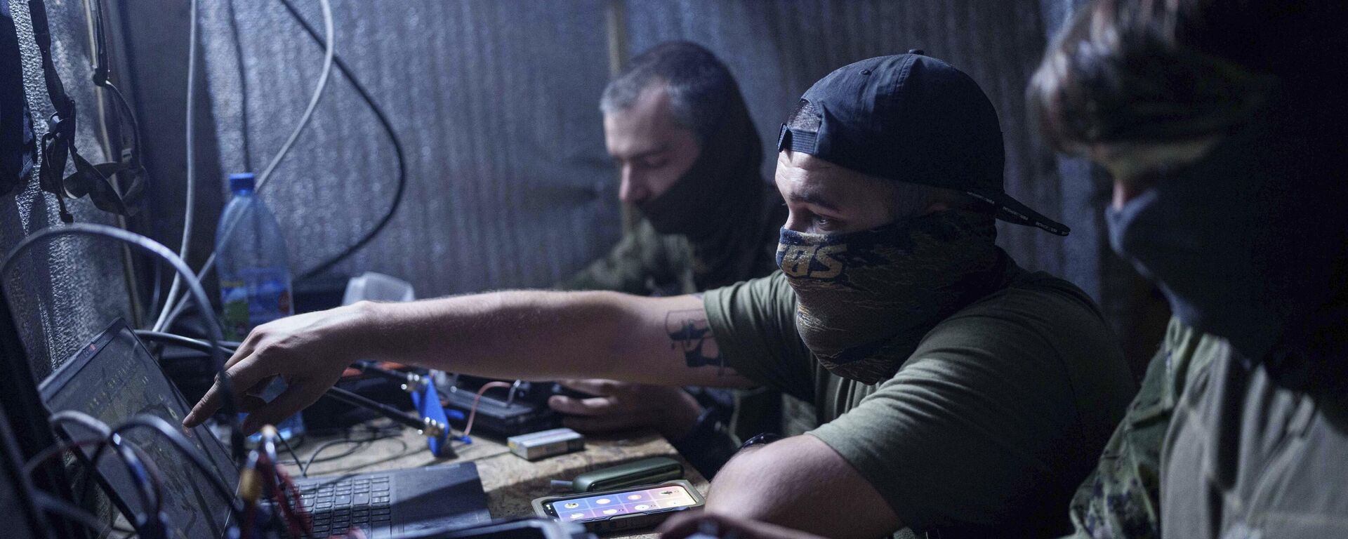 Soldados ucranianos da 3ª brigada de assalto voam por um drone FPV explodindo sobre posições russas na região de Kharkiv, Ucrânia, em 24 de agosto de 2024 - Sputnik Brasil, 1920, 22.04.2025