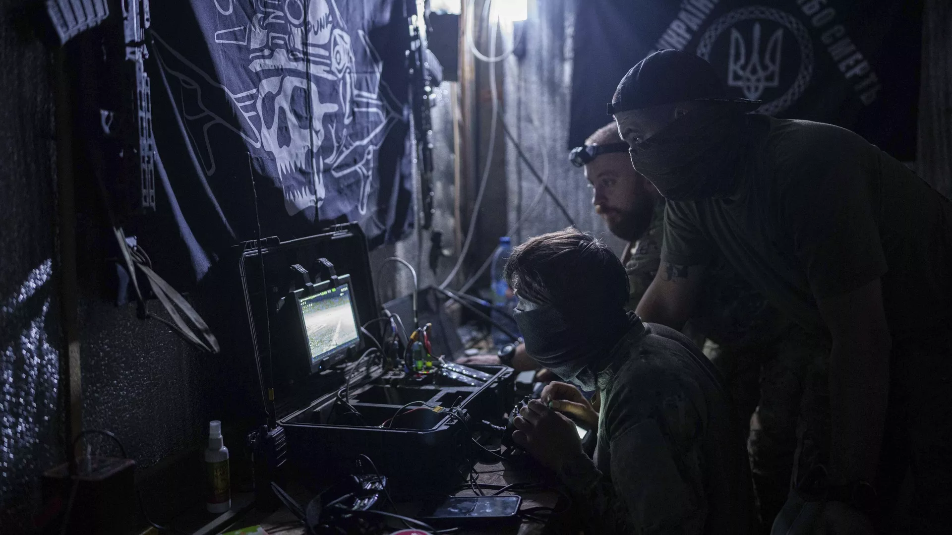 Soldados ucranianos da 3ª brigada de assalto voam com um drone FPV explosivo sobre posições russas na região de Kharkiv, Ucrânia, em 25 de agosto de 2024 - Sputnik Brasil, 1920, 10.02.2026