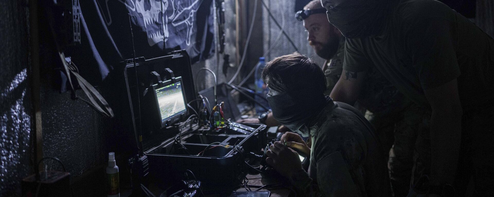 Soldados ucranianos da 3ª brigada de assalto voam com um drone FPV explosivo sobre posições russas na região de Kharkiv, Ucrânia, em 25 de agosto de 2024 - Sputnik Brasil, 1920, 10.02.2026