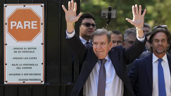 O líder da oposição venezuelana Edmundo González Urrutia, à esquerda, acena para apoiadores ao lado do presidente uruguaio Luis Lacalle Pou, do lado de fora da residência do governo em Montevidéu, Uruguai, 4 de janeiro de 2025 - Sputnik Brasil