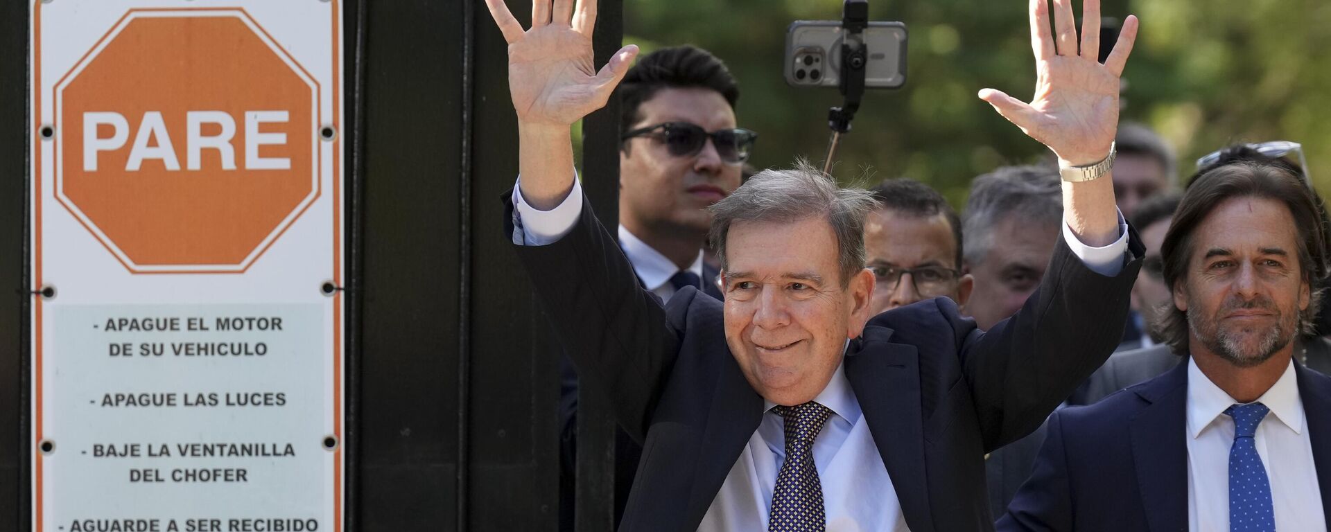 O líder da oposição venezuelana Edmundo González Urrutia, à esquerda, acena para apoiadores ao lado do presidente uruguaio Luis Lacalle Pou, do lado de fora da residência do governo em Montevidéu, Uruguai, 4 de janeiro de 2025 - Sputnik Brasil, 1920, 05.01.2025