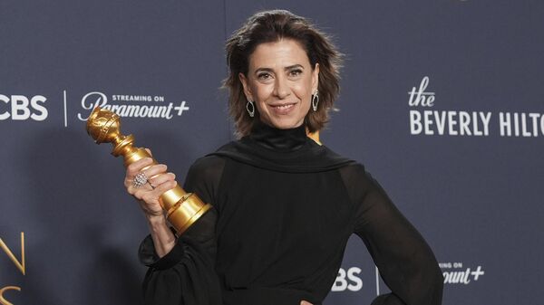 Fernanda Torres posa na sala de imprensa com o prêmio de melhor desempenho de atriz em um filme de drama por Ainda estou aqui durante o 82º Globo de Ouro, no domingo, 5 de janeiro de 2025, no Beverly Hilton, em Beverly Hills, Califórnia, EUA - Sputnik Brasil