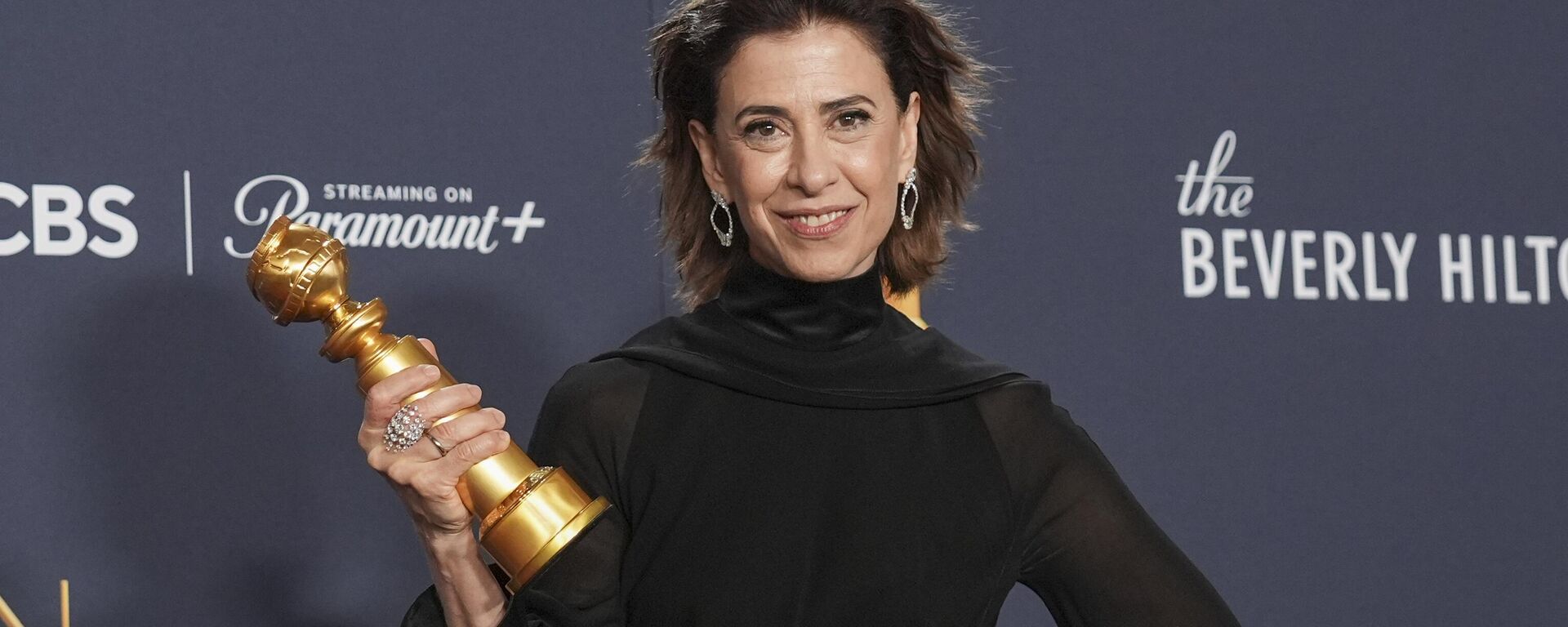 Fernanda Torres posa na sala de imprensa com o prêmio de melhor desempenho de atriz em um filme de drama por Ainda estou aqui durante o 82º Globo de Ouro, no domingo, 5 de janeiro de 2025, no Beverly Hilton, em Beverly Hills, Califórnia, EUA - Sputnik Brasil, 1920, 06.01.2025