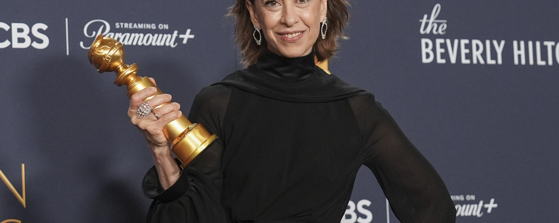 Fernanda Torres posa na sala de imprensa com o prêmio de melhor desempenho de atriz em um filme de drama por Ainda estou aqui durante o 82º Globo de Ouro, no domingo, 5 de janeiro de 2025, no Beverly Hilton, em Beverly Hills, Califórnia, EUA - Sputnik Brasil, 1920, 06.01.2025