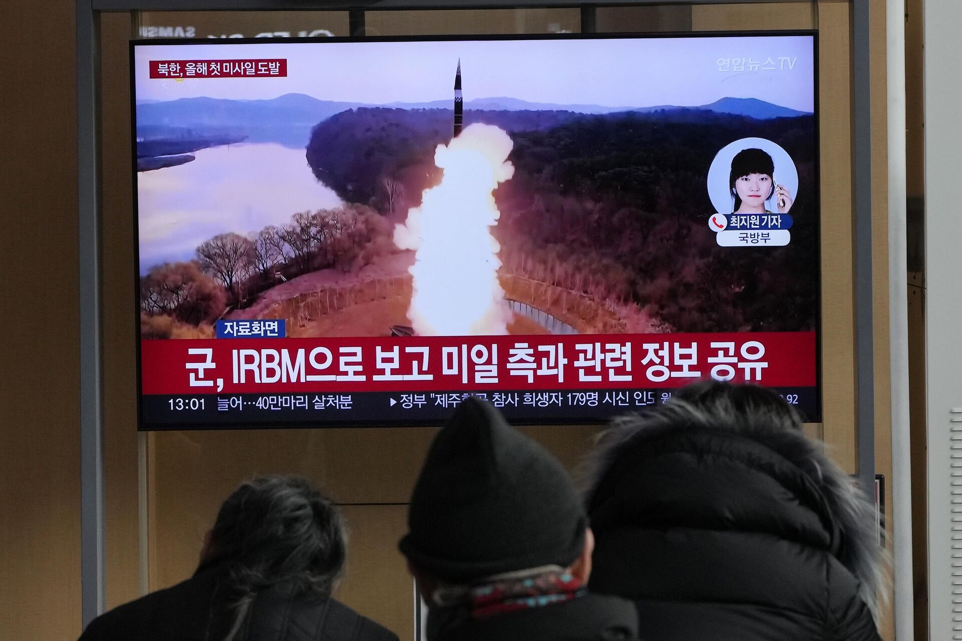 Um televisor mostra uma imagem de arquivo do lançamento de míssil da Coreia do Norte durante um programa de notícias na estação ferroviária de Seul, Coreia do Sul, 6 de janeiro de 2025. - Sputnik Brasil, 1920, 15.02.2025