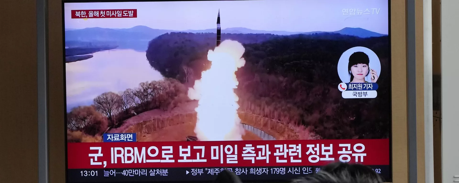 Um televisor mostra uma imagem de arquivo do lançamento de míssil da Coreia do Norte durante um programa de notícias na estação ferroviária de Seul, Coreia do Sul, 6 de janeiro de 2025. - Sputnik Brasil, 1920, 28.10.2025