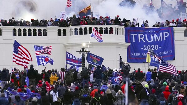 Manifestantes invadem a Frente Oeste do Capitólio dos EUA, em Washington, 6 de janeiro de 2021 - Sputnik Brasil