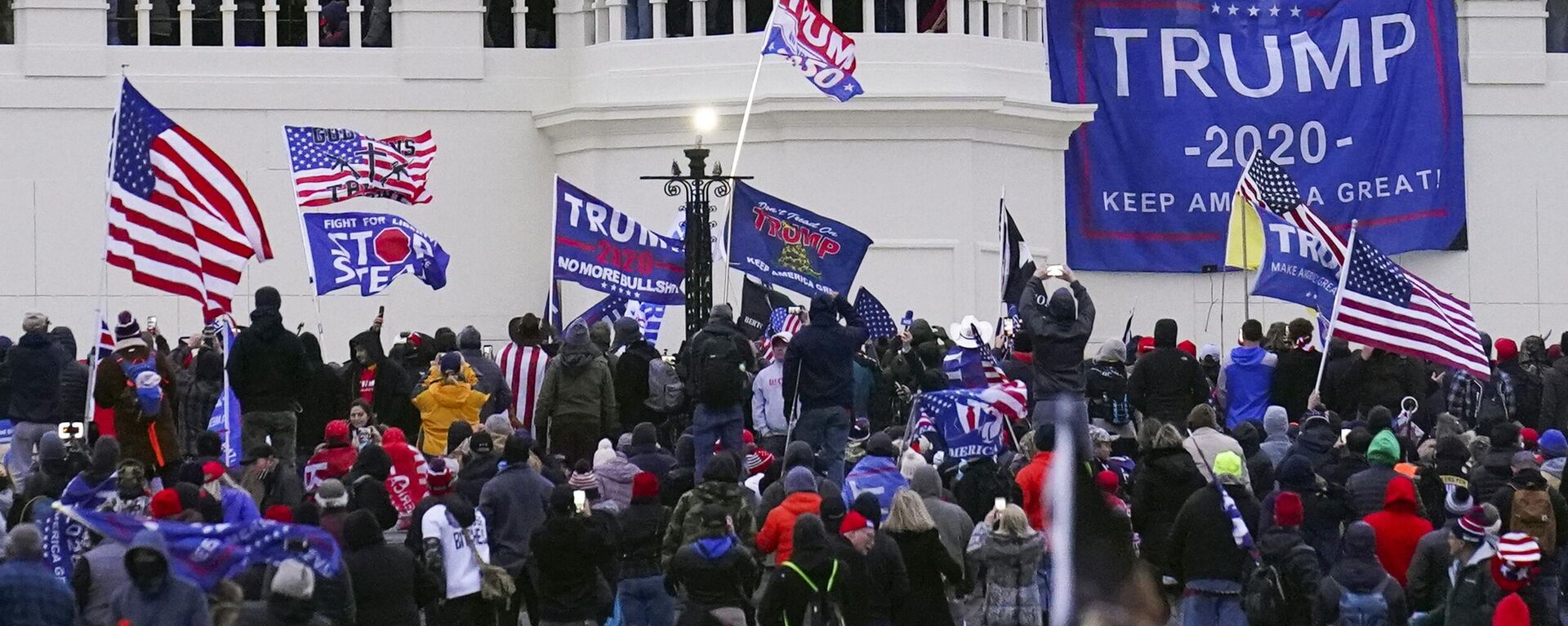 Manifestantes invadem a Frente Oeste do Capitólio dos EUA, em Washington, 6 de janeiro de 2021 - Sputnik Brasil, 1920, 06.01.2025