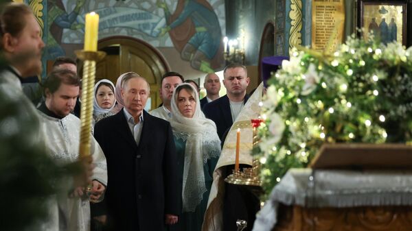 Presidente da Rússia, Vladimir Putin, durante celebração de Natal na Igreja de São Jorge. Moscou, 6 de janeiro de 2025 - Sputnik Brasil