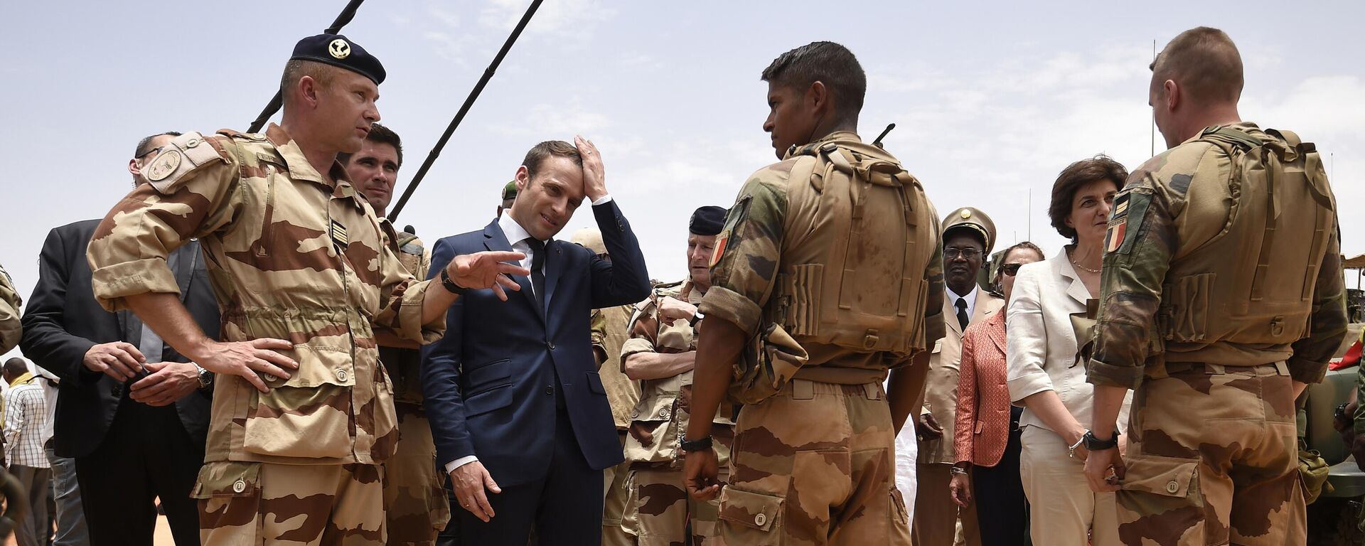 O presidente francês, Emmanuel Macron (de terno, em destaque), visita soldados da Barkhane, a maior operação militar ultramarina da França, em Gao, norte do Mali, em 19 de maio de 2017 - Sputnik Brasil, 1920, 05.03.2025