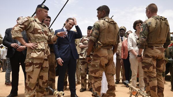 O presidente francês Emmanuel Macron (centro à esquerda), visita soldados da Operação Barkhane, a maior operação militar ultramarina da França, em Gao, norte do Mali, 19 de maio de 2017 - Sputnik Brasil