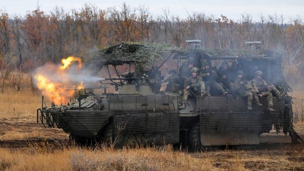 Tropas de assalto em um veículo blindado de transporte de pessoal BTR-82A durante treinamento de combate das unidades de assalto da 30ª Brigada de Infantaria Motorizada do na República Popular de Donetsk (RPD). - Sputnik Brasil