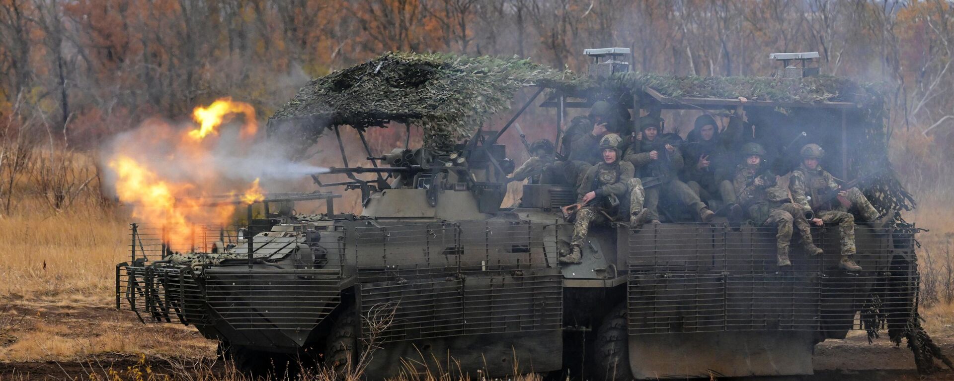 Tropas de assalto em um veículo blindado de transporte de pessoal BTR-82A durante treinamento de combate das unidades de assalto da 30ª Brigada de Infantaria Motorizada do na República Popular de Donetsk (RPD). - Sputnik Brasil, 1920, 08.01.2025