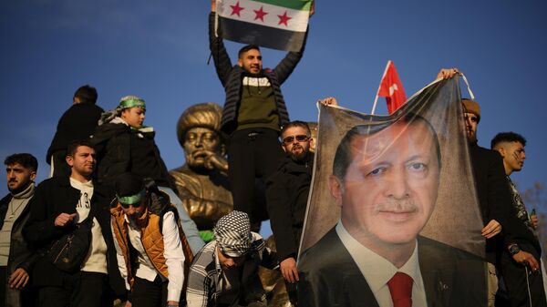 Pessoas seguram um cartaz com a imagem do presidente turco Recep Tayyip Erdogan enquanto comemoram a queda do governo sírio em Istambul, Turquia, 8 de dezembro de 2024. - Sputnik Brasil