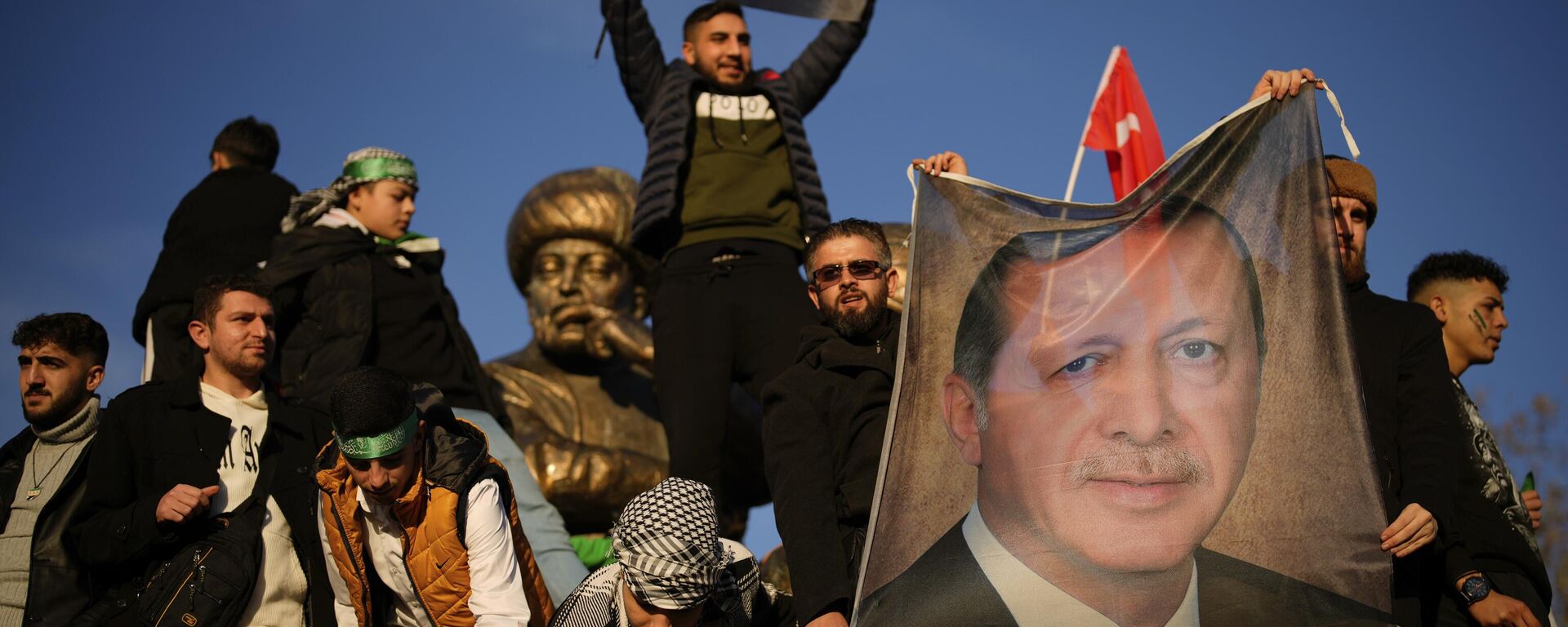 Pessoas seguram um cartaz com a imagem do presidente turco Recep Tayyip Erdogan enquanto comemoram a queda do governo sírio em Istambul, Turquia, 8 de dezembro de 2024. - Sputnik Brasil, 1920, 08.01.2025