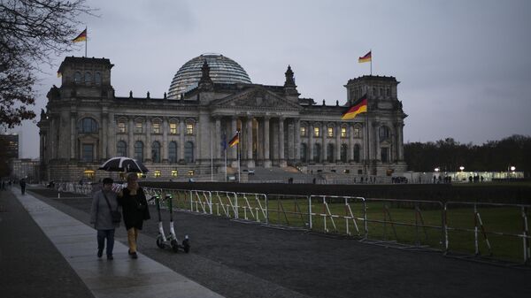 Pessoas caminham em frente ao edifício do Reichstag com o parlamento alemão Bundestag em Berlim, Alemanha, 17 de novembro de 2021 - Sputnik Brasil