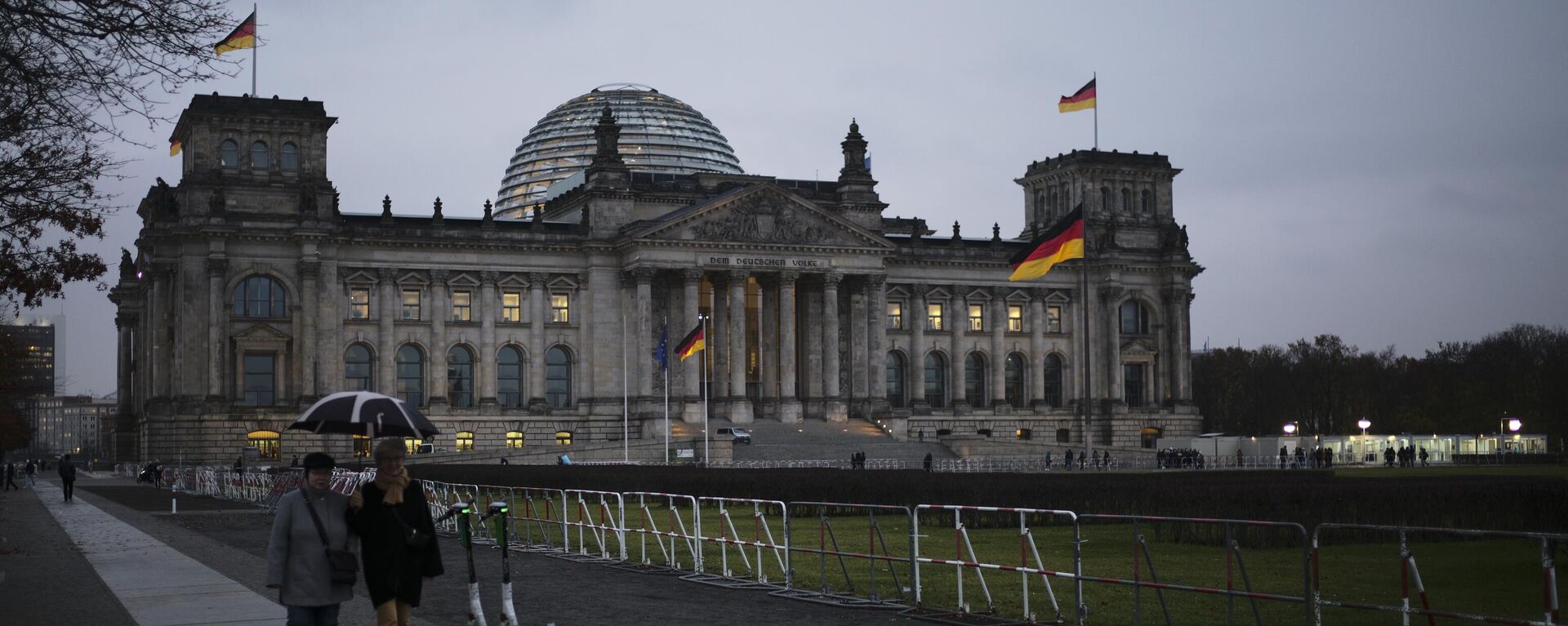 Pessoas caminham em frente ao edifício do Reichstag com o parlamento alemão Bundestag em Berlim, Alemanha, 17 de novembro de 2021 - Sputnik Brasil, 1920, 08.01.2025