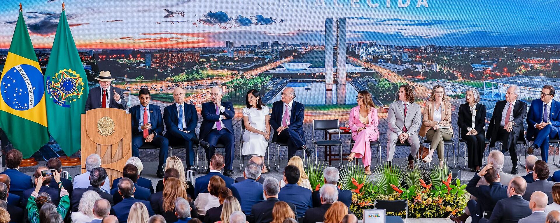 Lula discursa durante a cerimônia em defesa da democracia, no Palácio do Planalto, em Brasília (DF). Brasil, 8 de janeiro de 2025 - Sputnik Brasil, 1920, 08.01.2025