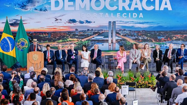 Lula discursa durante a cerimônia em defesa da democracia, no Palácio do Planalto, em Brasília (DF). Brasil, 8 de janeiro de 2025 - Sputnik Brasil