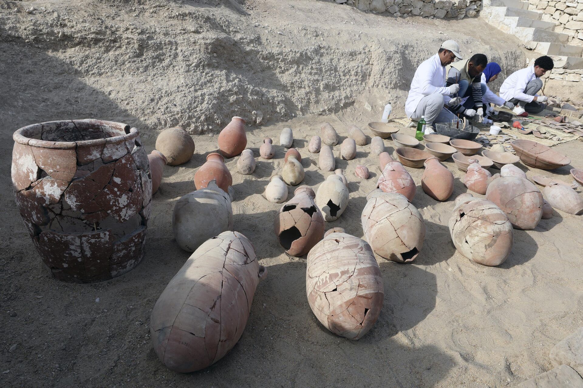 Arqueólogos restauram artefatos recentemente descobertos no templo funerário da rainha Hatshepsut em Deir el-Bahari, Luxor, Egito.