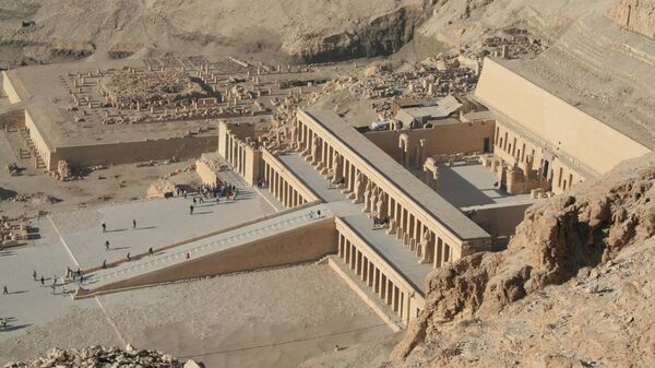 Deir el-Bahari com o templo de Hatshepsut, o templo de Tutmés III e o templo de Mentuhotep II, Egito. - Sputnik Brasil