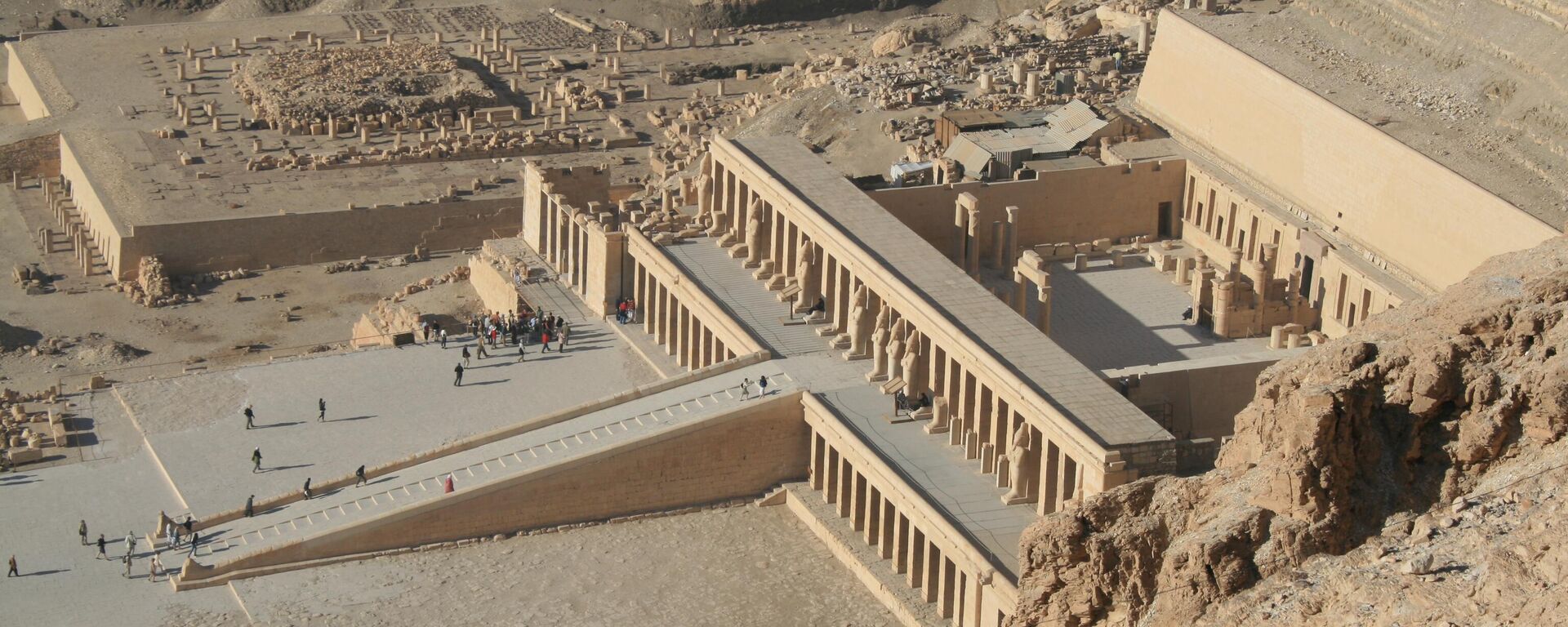 Deir el-Bahari com o templo de Hatshepsut, o templo de Tutmés III e o templo de Mentuhotep II, Egito. - Sputnik Brasil, 1920, 09.01.2025