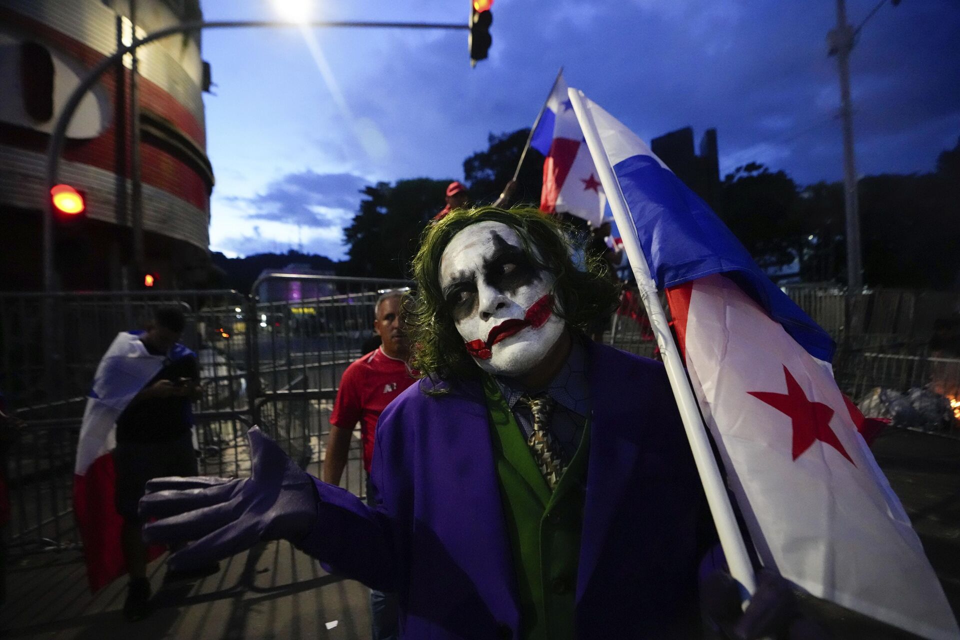 Manifestante no Panamá se veste de Coringa em protesto contra um contrato de mineração recentemente aprovado entre o governo e a empresa de mineração canadense First Quantum