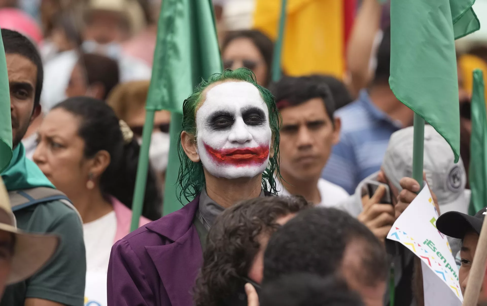 Homem vestido de Coringa ao lado de apoiadores do então candidato a presidente Gustavo Petro, na Colômbia - Sputnik Brasil, 1920, 09.01.2025