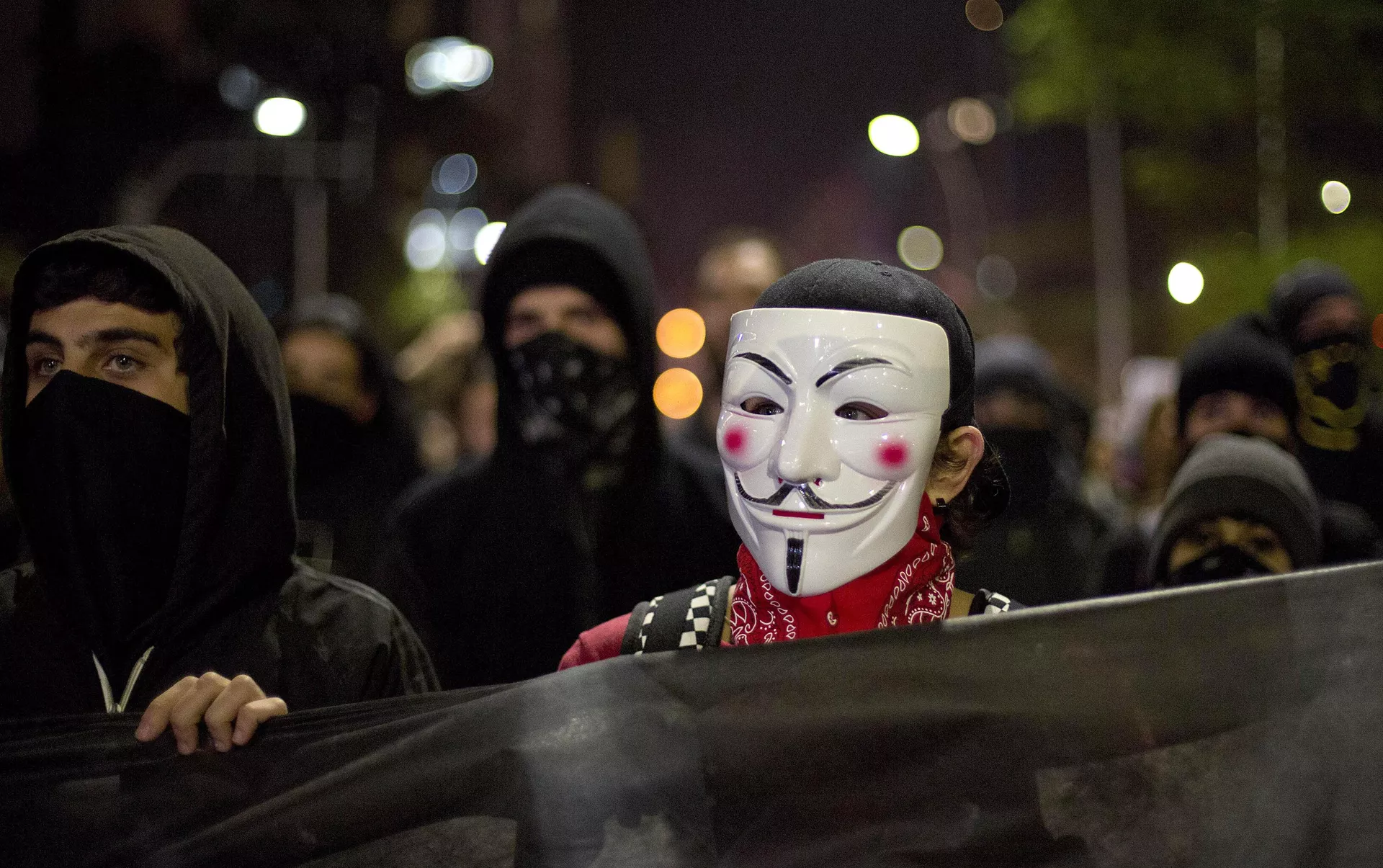 Manifestante com máscara do filme V de Vingança durante protestos em junho de 2013 no Brasil - Sputnik Brasil, 1920, 09.01.2025