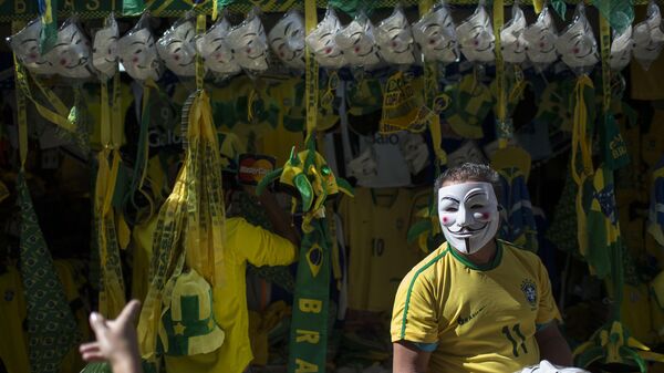 Vendedor de máscaras de Guy Fawkes e bandeiras brasileiras em 2013, época das Jornadas de Junho - Sputnik Brasil