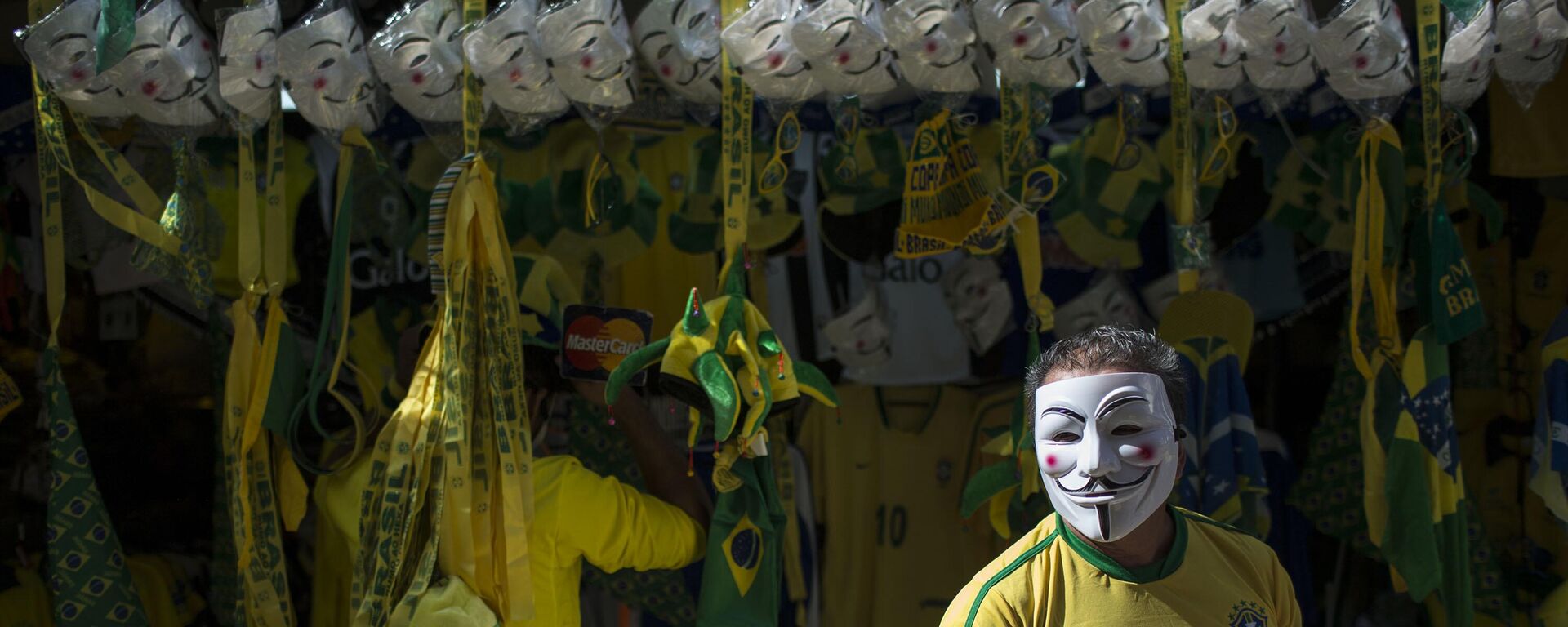 Vendedor de máscaras de Guy Fawkes e bandeiras brasileiras em 2013, época das Jornadas de Junho - Sputnik Brasil, 1920, 09.01.2025