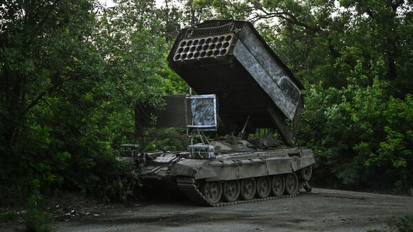 Sistema de lança-chamas pesado TOS-1A Solntsepek na zona de operação militar esécial. - Sputnik Brasil