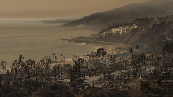 Uma comunidade de casas móveis devastada pelo incêndio é vista no bairro de Pacific Palisades, Los Angeles, 9 de janeiro de 2025. - Sputnik Brasil