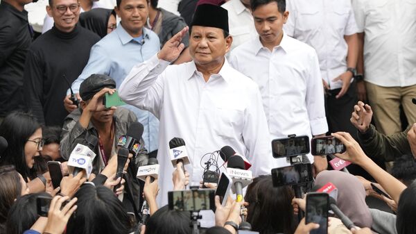 O presidente da Indonésia, Prabowo Subianto, saúda os jornalistas em Jacarta, Indonésia, em abril de 2024 (foto de arquivo) - Sputnik Brasil