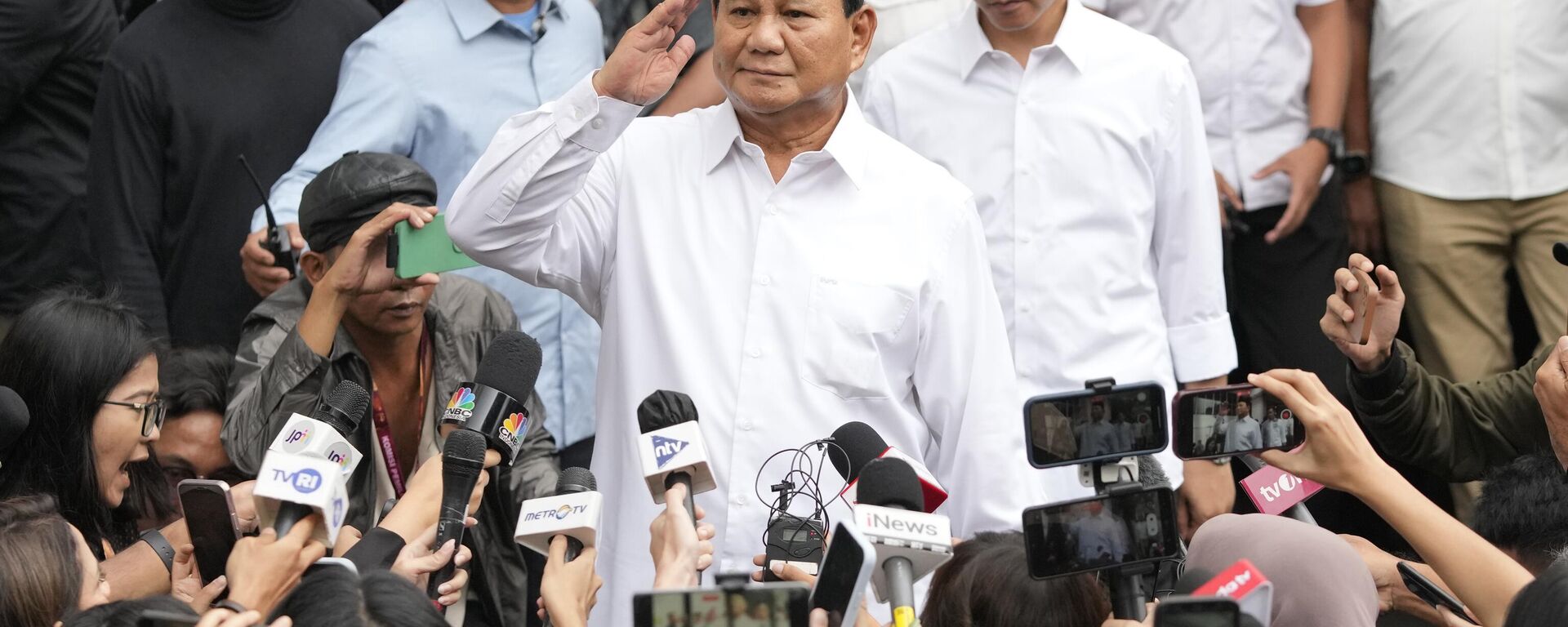 O presidente da Indonésia, Prabowo Subianto, saúda os jornalistas em Jacarta, Indonésia, em abril de 2024 (foto de arquivo) - Sputnik Brasil, 1920, 20.10.2025