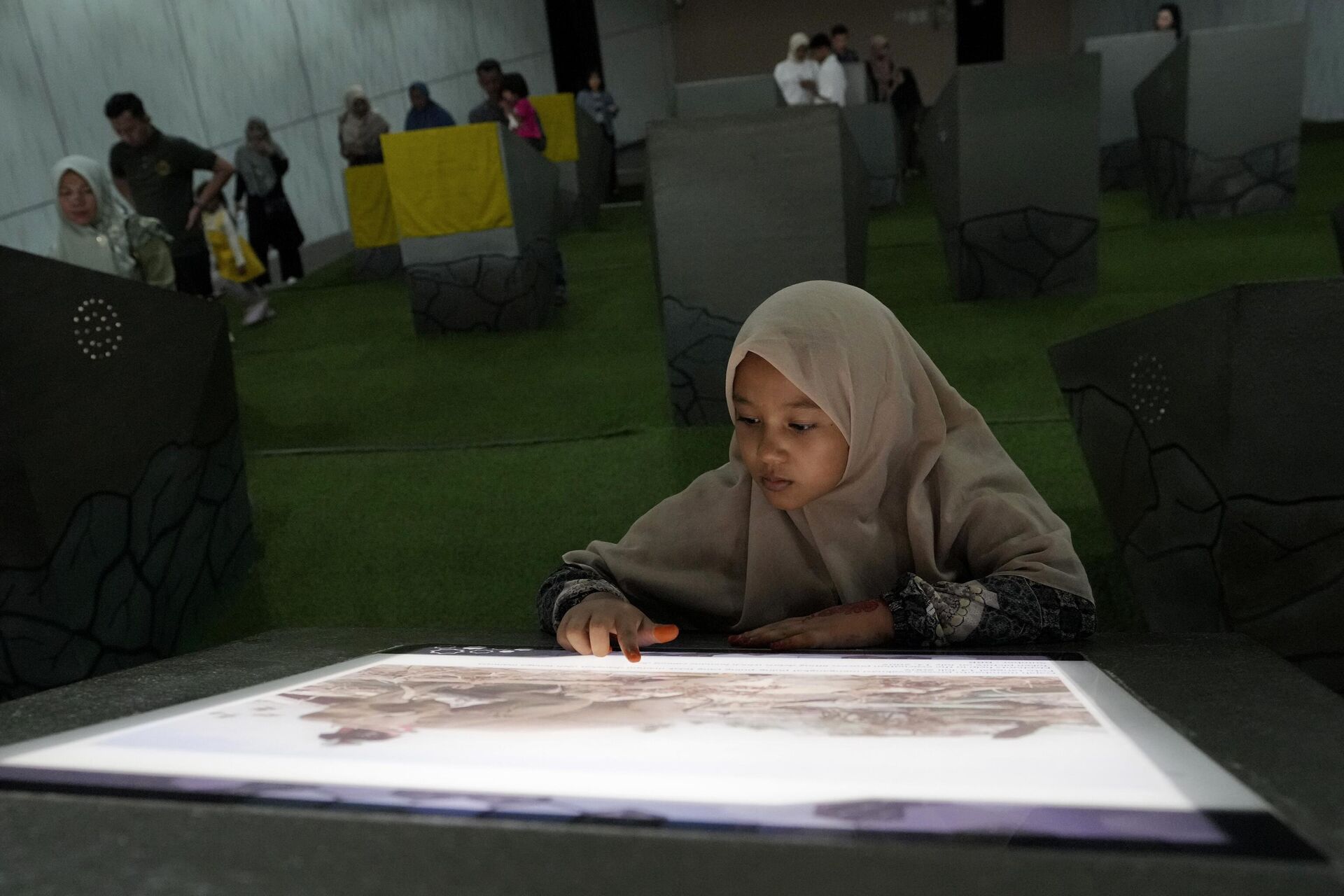 Jovem indonésia visita o Museu do Tsunami, em Banda Aceh, Indonésia, sábado, 14 de dezembro de 2024  - Sputnik Brasil, 1920, 10.01.2025