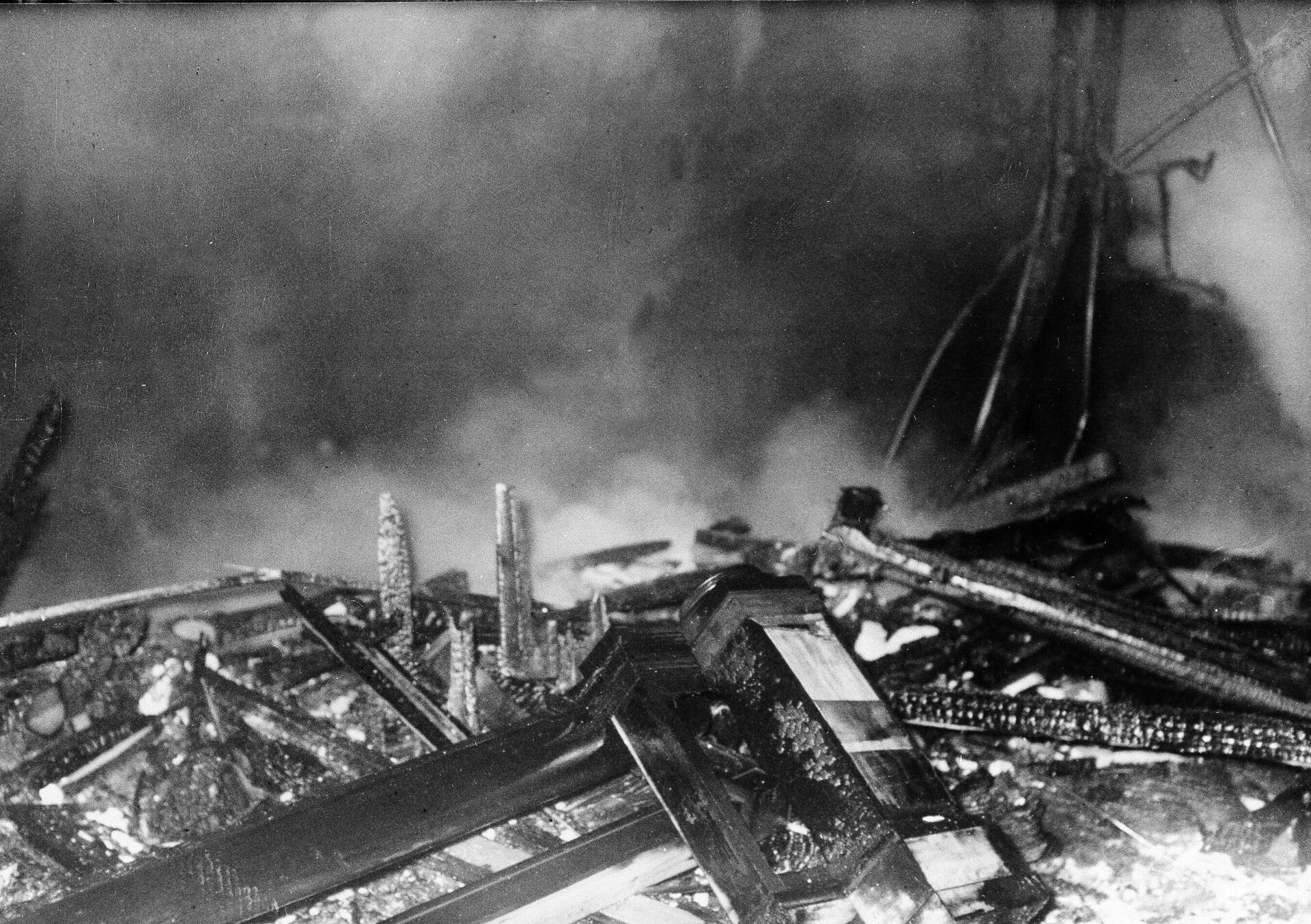 Vista interna do edifício do Reichstag em Berlim, Alemanha, após ter sido destruído pelo incêndio, 27 de fevereiro de 1933