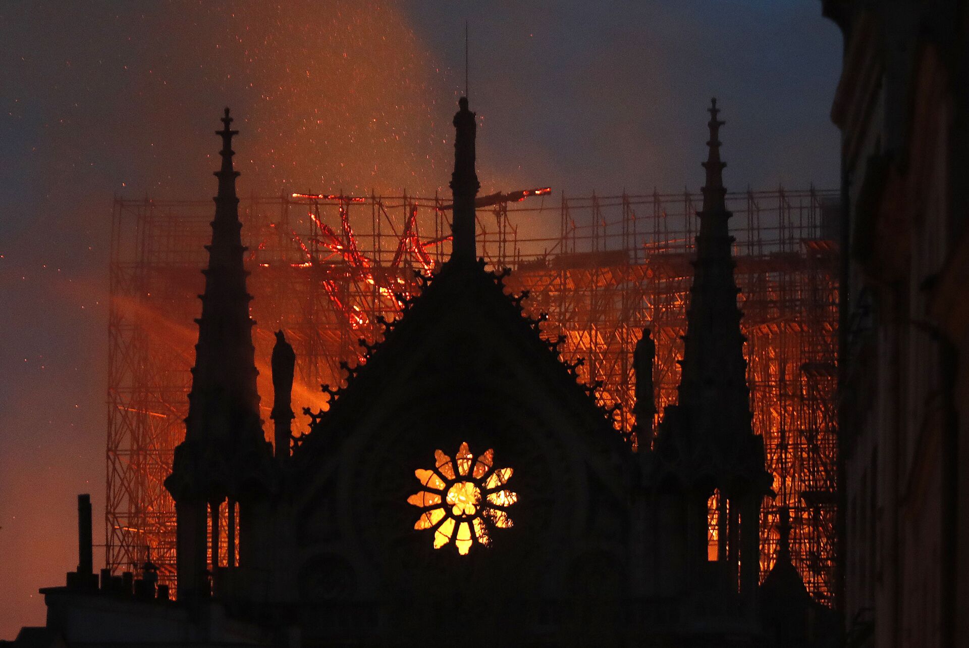  Chamas e fumaça sobem da Catedral de Notre-Dame enquanto ela queima em Paris, 15 de abril de 2019. A catedral ficou gravemente danificada, presa em uma perigosa rede de andaimes de metal retorcidos um ano após o incêndio catastrófico ter destruído seu interior, derrubado sua famosa torre e horrorizado o mundo - Sputnik Brasil, 1920, 12.01.2025