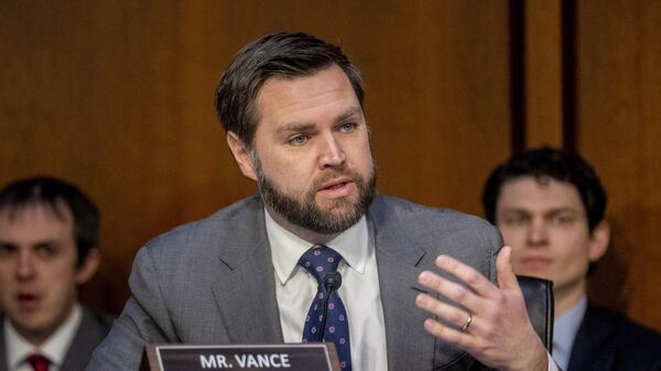 JD Vance discursa durante uma audiência do Comitê Bancário do Senado no Capitólio, em Washington DC. EUA, 7 de março de 2023 - Sputnik Brasil