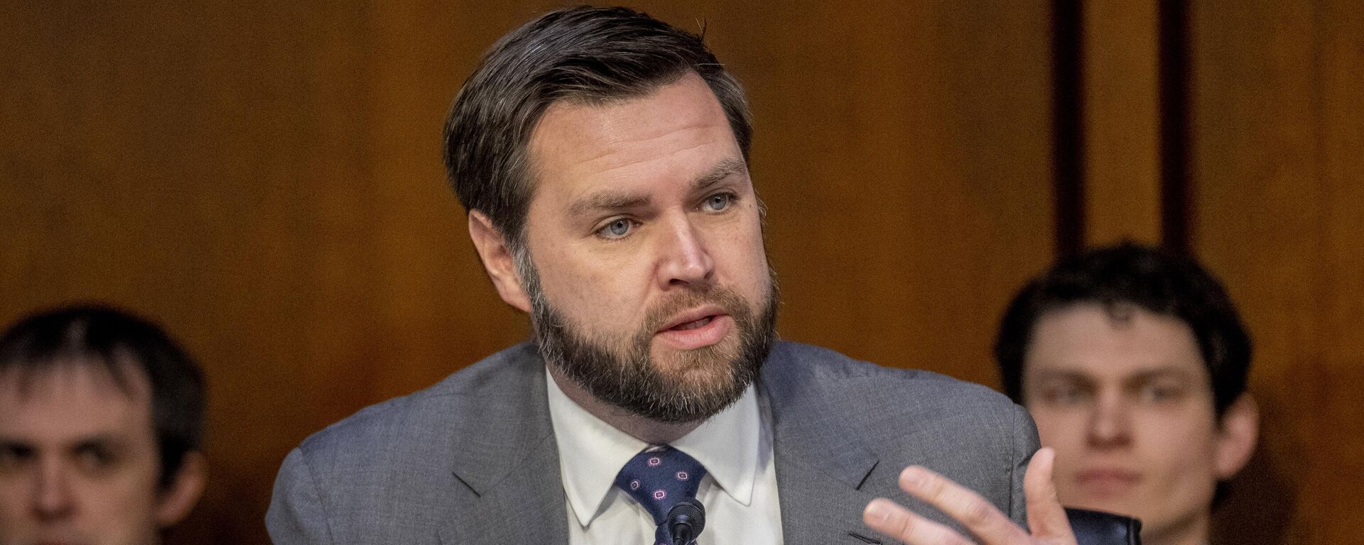 JD Vance discursa durante uma audiência do Comitê Bancário do Senado no Capitólio, em Washington DC. EUA, 7 de março de 2023 - Sputnik Brasil, 1920, 14.02.2025