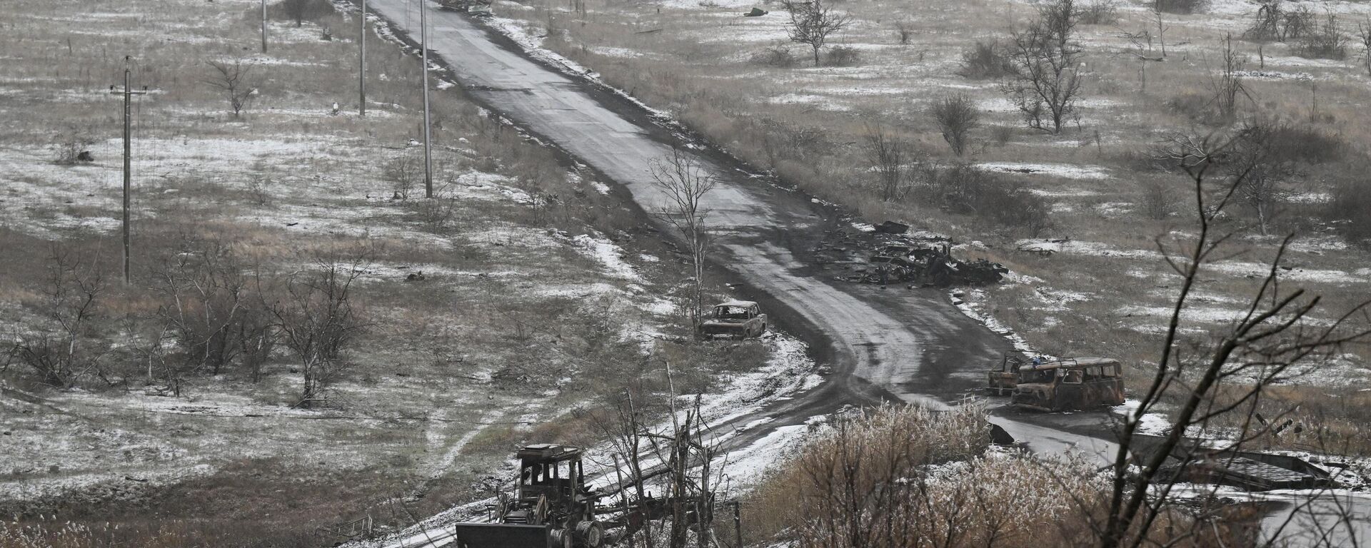 Uma estrada na direção de Krasnoarmeisk (Pokrovsk, na denominação ucraniana) na zona da operação militar especial. - Sputnik Brasil, 1920, 03.02.2025