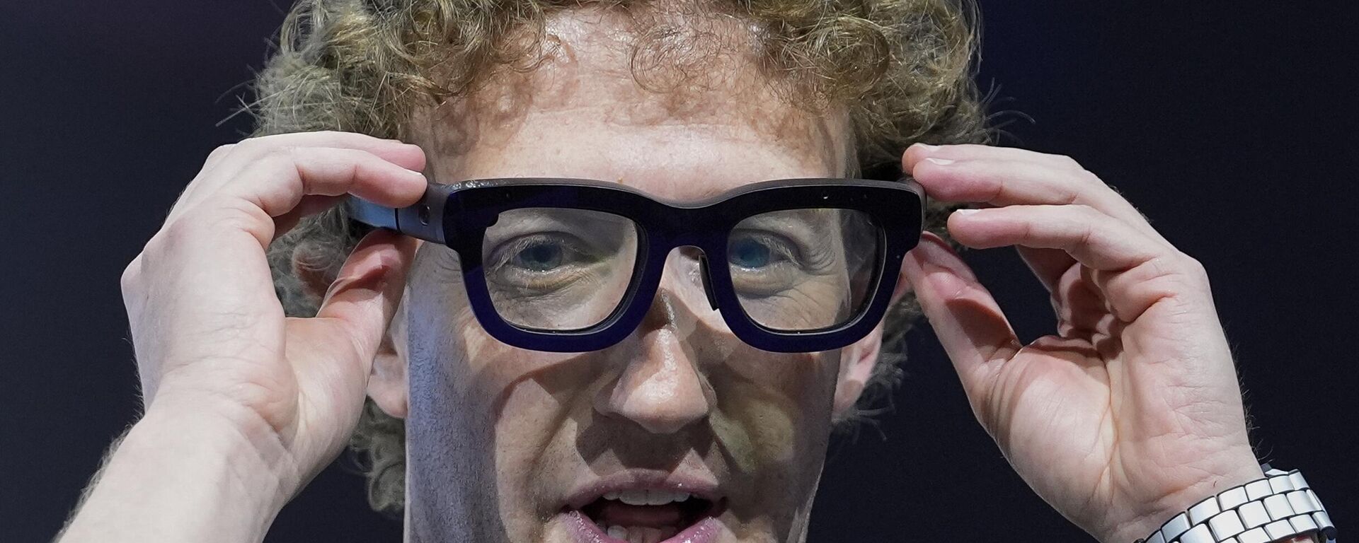 Mark Zuckerberg usa um par de óculos Orion AR durante a conferência Meta Connect, em Menlo Park. Califórnia, 25 de setembro de 2024 - Sputnik Brasil, 1920, 09.04.2025