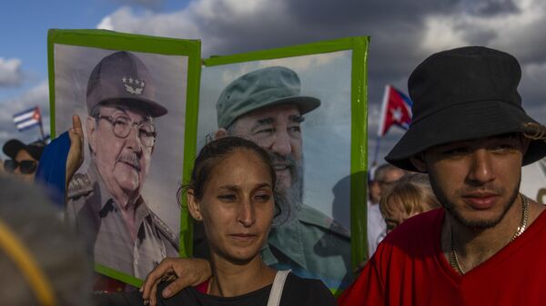 Manifestantes protestam próximo a embaixada dos Estados Unidos em Havana contra o embargo econômico ao país e pela retirada da ilha da lista de patrocinadores de terrorismo, em 20 de dezembro de 2024 - Sputnik Brasil