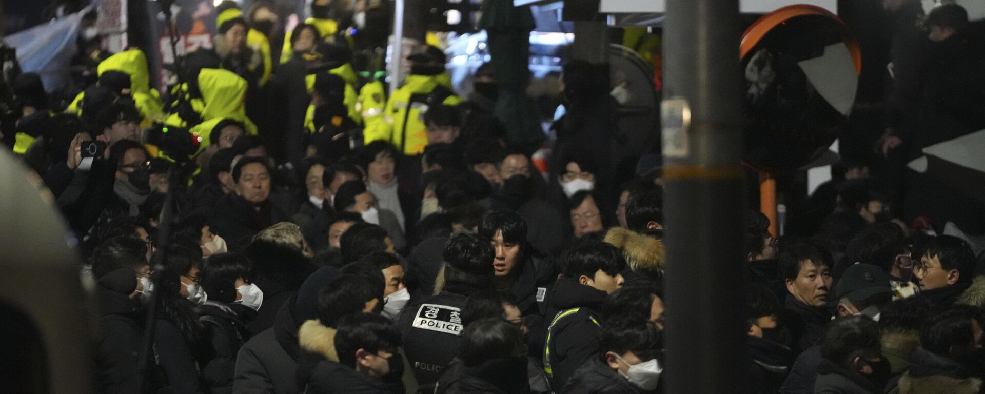 Policiais tentam entrar na residência presidencial da Coreia do Sul, em Seul, enquanto membros do Partido do Poder Popular (PPP) tentam bloqueá-los, em frente ao portão da propriedade. Coreia do Sul, 15 de janeiro de 2025 - Sputnik Brasil, 1920, 14.01.2025