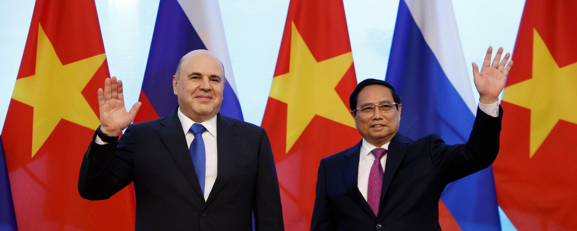 O primeiro-ministro russo Mikhail Mishustin e seu homólogo vietnamita Pham Minh Chinh - Sputnik Brasil, 1920, 15.01.2025