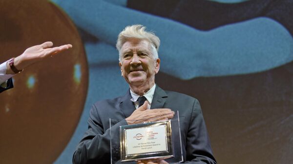 David Lynch recebe o prêmio pelo conjunto da obra no 12º Festival de Cinema de Roma, em 4 de novembro de 2017 - Sputnik Brasil