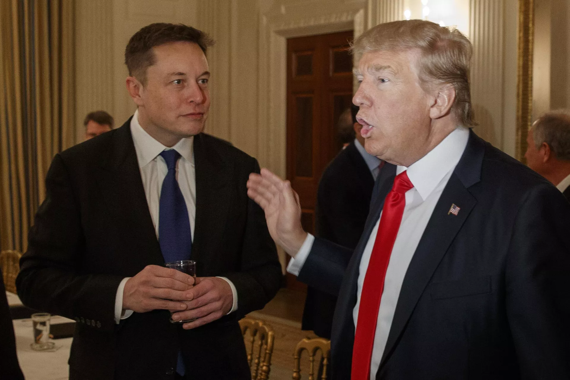 O então presidente dos EUA, Donald Trump, à direita, conversa com o CEO da Tesla e da SpaceX, Elon Musk, na Casa Branca em Washington, em 3 de fevereiro de 2017 (foto de arquivo) - Sputnik Brasil, 1920, 17.01.2025