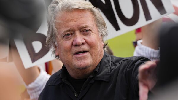 Steve Bannon se encontra com apoiadores após se apresentar à justiça, na cidade de Danbury, Connecticut (EUA), em 1º de julho de 2024 - Sputnik Brasil